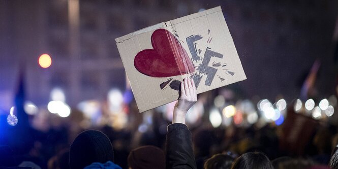 Ein Protestschild gegen die Rechts.