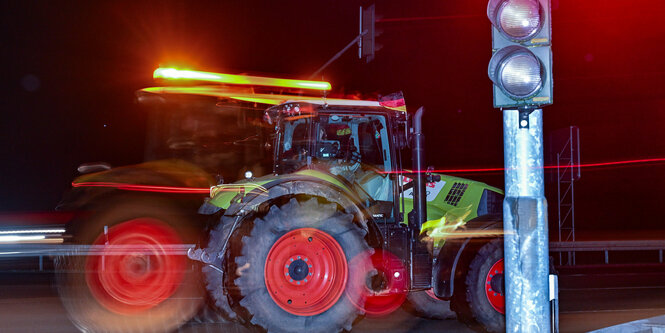 Ein Traktor fährt auf einer Straße