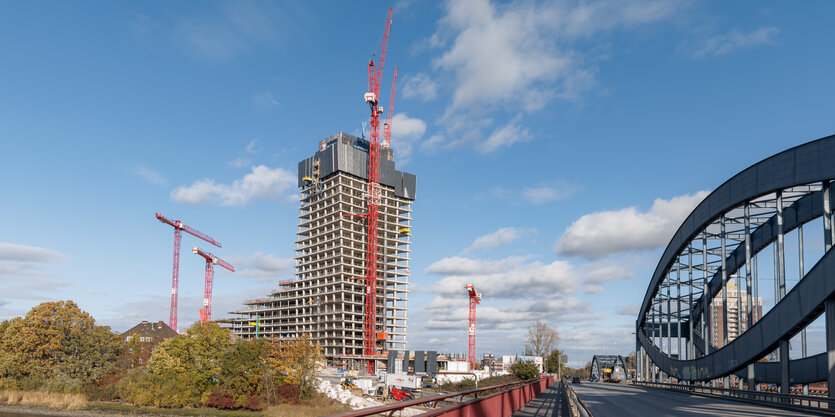 Rohbau des Elbtowers umgeben von mehreren Kränen