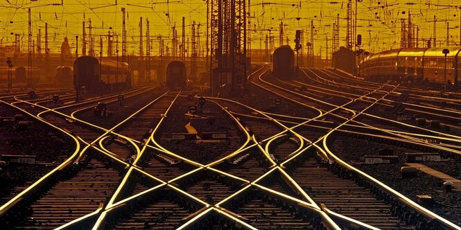 Gewirr von Bahnschienen und Oberleitungen am bahnhof in Frankfurt am Main