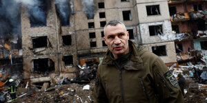 Vitali Klitschko, Bürgermeister von Kyjiw, vor einem ausgebomten Haus.
