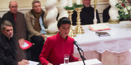 Sahra Wagenknecht am Rednerpult in der Wettbergener Kirche