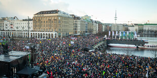 Menschenmassen bei der Demonstration gegen rechtsextreme Umtriebe auf dem Hamburger Jungfernstieg