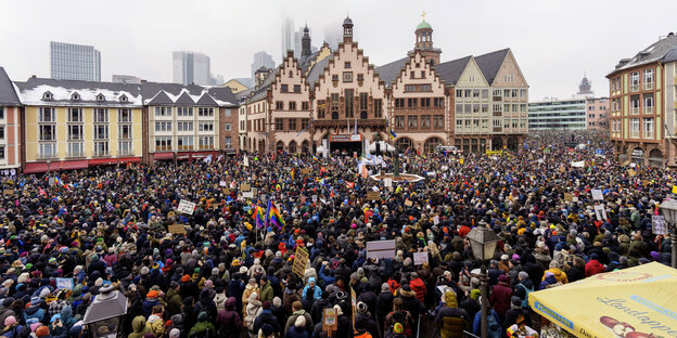 Menschenmenge auf dem restlos gefüllten Römerberg in Frankfurt