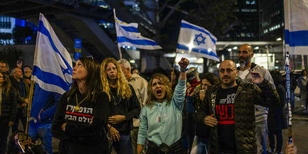 Demonstranten blockieren die Straße während einer Demonstration, bei der die sofortige Freilassung aller israelischen Geiseln in Gaza gefordert wird.