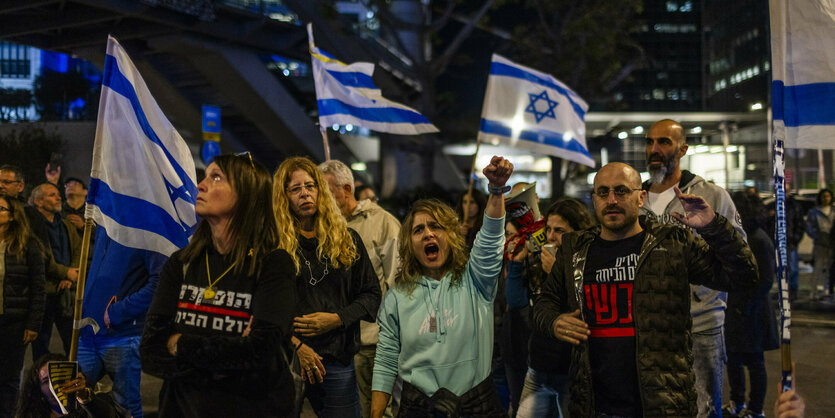 Demonstranten blockieren die Straße während einer Demonstration, bei der die sofortige Freilassung aller israelischen Geiseln in Gaza gefordert wird.