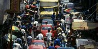 Fußgänger und Autos auf einer Straße in Peru, Aufnahme aus dem Jahr 1996