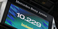 Basketballspiel in der Berliner Mercedes-Benz Arena. Anzeige in der Halle zeigt eine Zuschauerzahl von 10229. Die Halle heißt künftig Uber Arena