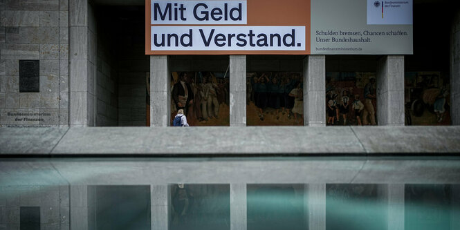 Eine Werbung vor dem Finanzministerium, die sich ließt "Mit Geld und Verstand".