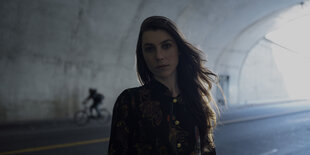 Julia Holter in einem Tunnel