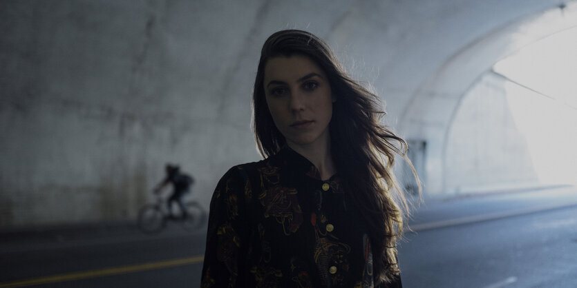 Julia Holter in einem Tunnel