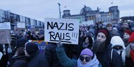 Demonstranten nehmen an einer Protestveranstaltung unter dem Motto “Demokratie verteidigen" vor dem Reichstagsgebäude teil, im Hintergrund das Bundeskanzleramt. Mit der Demonstration wollen die Teilnehmenden ein Zeichen des Widerstands gegen rechtsextreme