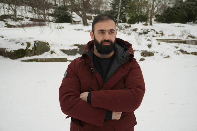 Mustafa Aal-Sahek steht mit verschränkten Armen im Schnee