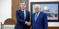 Antony Blinken und Mahmoud Abbas geben sich bei einem Treffen in Ramallah die Hände