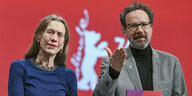 Mariette Rissenbeek und Carlo Chatrian, die LeiterInnen der Berlinale stehen vor einr roten Wand mit dem Logo der Berlinale