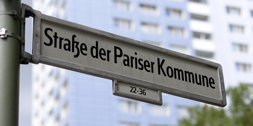 Straßenschild der Straße der Pariser Kommune