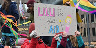 "Lilli Fee statt AfD": Kinder mit Schild auf der Demonstration gegen rechts am 20.1. auf dem Bremer Marktplatz