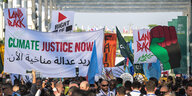 Menschen demonstrieren im Dezember 2023 auf dem Gelände der UN-Klimakonferenz COP28 in Dubai