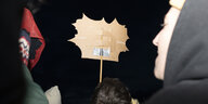 Die Rückseite eines Schilds ohne Information, gesehen auf eine Demo gegen die Afd