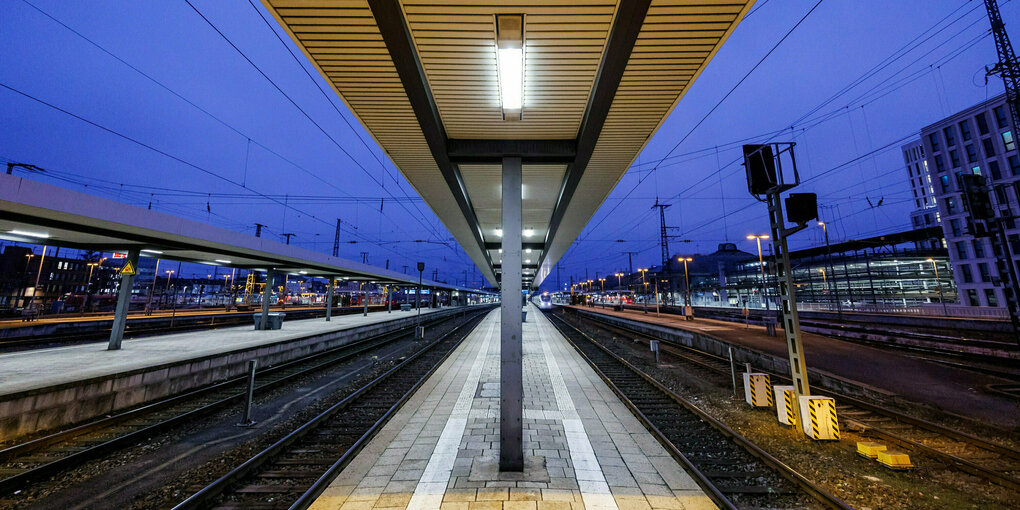 Leerer Bahnsteig.