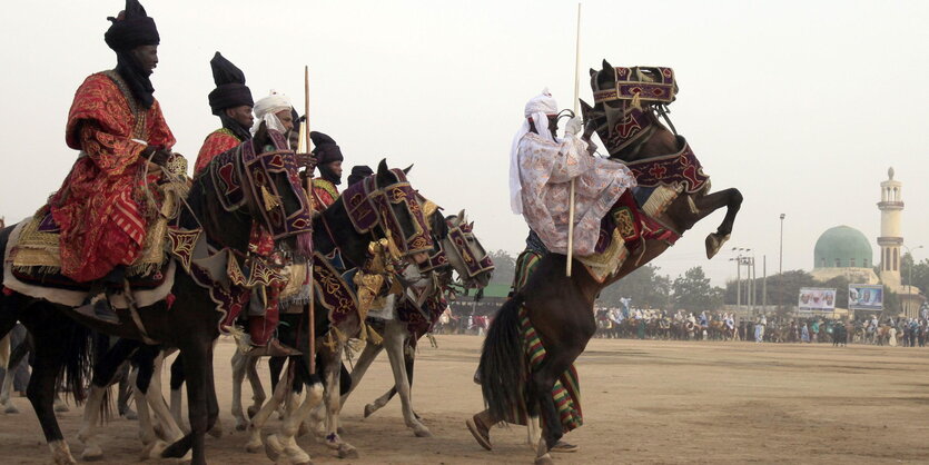 Traditionell gekleidete Männer zu Pferd in Kano