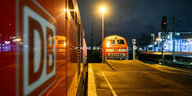 Eine Lok der Deutschen Bahn DB steht im Hauptbahnhof Hannover und spiegelt sich in einem Waggon mit dem DB Logo