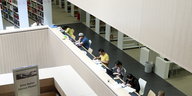 Studenten arbeiten in der Bibliothek der Universität Darmstadt
