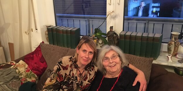 Die Autorin mit Anna Poth auf einem Sofa