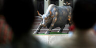 Auf dem Gelände des Bombay Stock Exchange (BSE)-Gebäudes ist eine Bronzeskulptur eines Stiers zu sehen