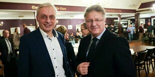 Kai Uwe Evers (l), Bürgermeister Norderwöhrden, und Stefan Mohrdieck, Landrat Dithmarschen, vor einer Sitzung der Gemeindevertretung der Gemeinde Norderwöhrden in einem Festsaal im „Gasthof Oldenwöhrden“.