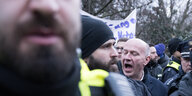 ​ Kai Wegner (CDU), Regierender Bürgermeister von Berlin, ruft während eines Rundgang des Berliner Senats durch den Görlitzer Park im Stadtteil Friedrichshain-Kreuzberg einem Demonstranten etwas entgegen.