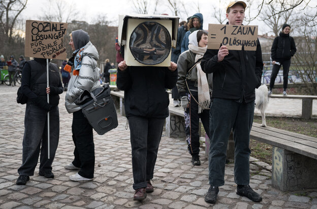 Demonstranten, die gegen eine Umzäunung des Parks sind, stehen während eines Rundgang des Berliner Senats durch den Görlitzer Park im Stadtteil Friedrichshain-Kreuzberg im Park.