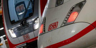 Eine Regionalbahn und ein ICE der Deutschen Bahn stehen nebeneinander im Hauptbahnhof München