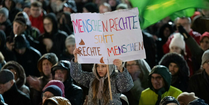 Darmstadt: Mehrere Menschen nehmen an einer Demonstration gegen Rechtsextremismus und die AfD teil. Dabei steht auf einem Plakat «Menschenrechte statt rechte Menschen»