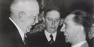 Richard Strauss schüttelt Joseph Göbbels die Hand am Rande der Reichsmusiktage 1935. Gerade hat der Komponist seine Olympia-Hymne vorgestellt