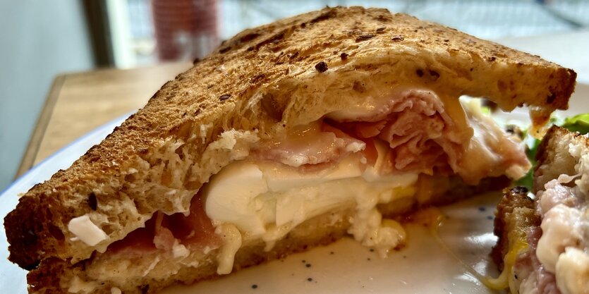 Fetttig tropfender Croque Monsieur mit Schinken und Ei