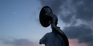 Mensch mit Tuba im Sonnenuntergang