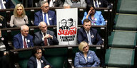 "Solidarität mit Mariusz Kaminski and Maciej Wasik" fordert ein Schild, das zwischen zwei Abgeordneten der PiS im polnischen Parlament steht