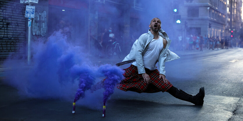 Ein Schauspieler führt Spezialeffekte auf, eingehüllt in blaue Nebelschwaden während des internationalen Theaterfestivals Santiago a Mil in Santiago, Chile