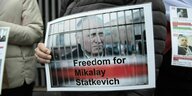 Demonstranten zeigen ein Foto von Mikalaj Statkewitsch hinter Gittern: Sie fordern Freiheit für Mikalaj Statkewitsch