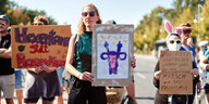Frauen protestieren mit Plakaten gegen die selbsternannten Lebensschützer beim "Marsch für das Leben"
