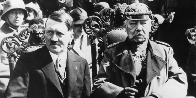 Hitler und Hindenburg sitzen nebeneinander im "Reichsehrenmal" in Tannenberg, dem heutigen polnischen Olsztynek am 27. August 1933