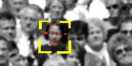 Menschenmenge – Gesichtserkennung, das Gesicht einer Person wird mit einem gelben Quadrat markiert