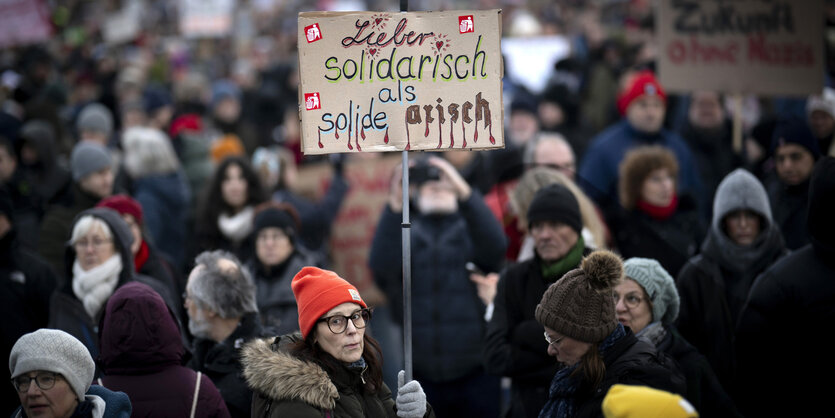 Protest gegen die AfD mit dem Schil: Lieber solidarisch als solide arisch