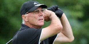 Franz Beckenbauer mit einem Golfschläger