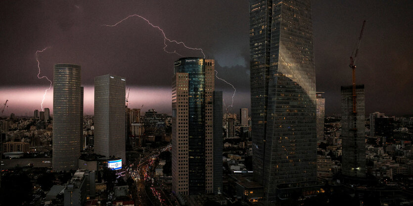 Ein israelische Flagge in der Nacht in Tel-Aviv bei Gewitter