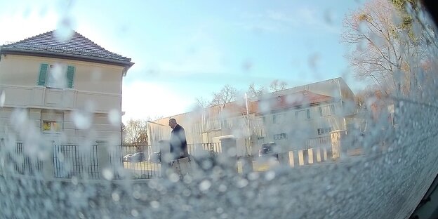 Eine mit einer verdeckten Kamera erstellte Aufnahme von Hans-Ulrich Kopp vor dem Landhaus Adlon in Postdam