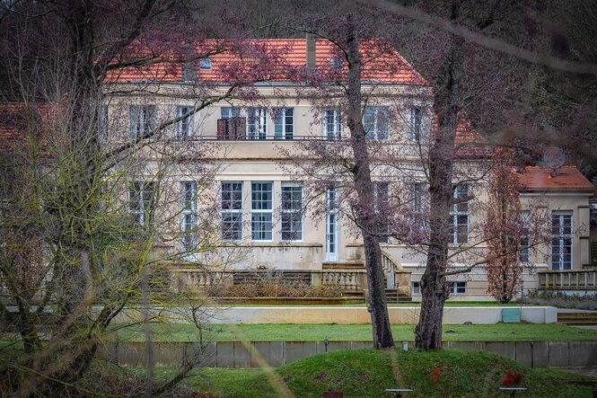 Das Landhaus Adlon hinter Bäumen