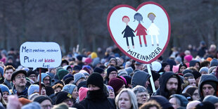 Dicht gedrängt stehen Demonstranten mit Schildern gegen die AfD und für ein Miteinander