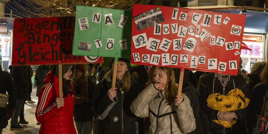 Demonstration mit Schildern.